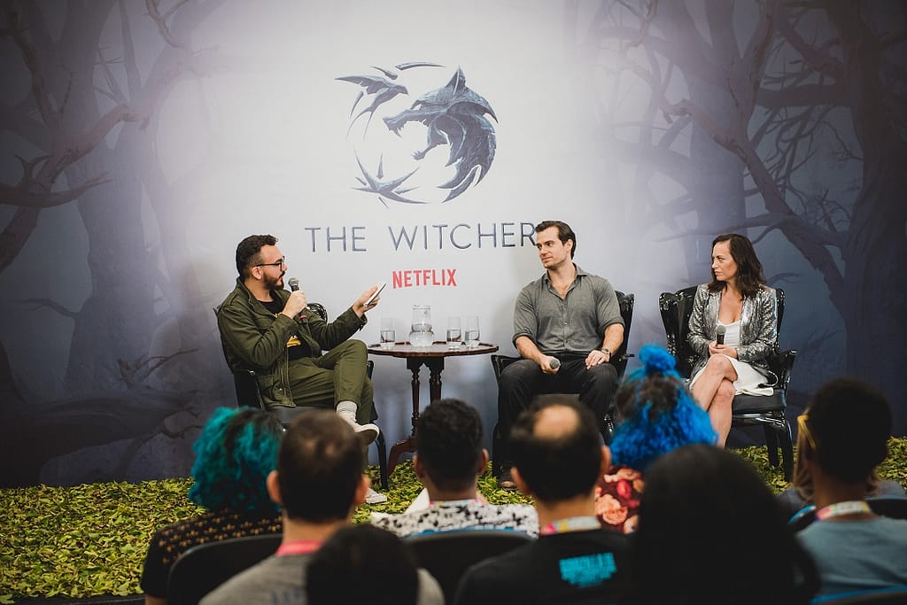 Henry Cavill e Lauren Schmidt durante coletiva na CCXP 2019 (Netflix/Divulgação)